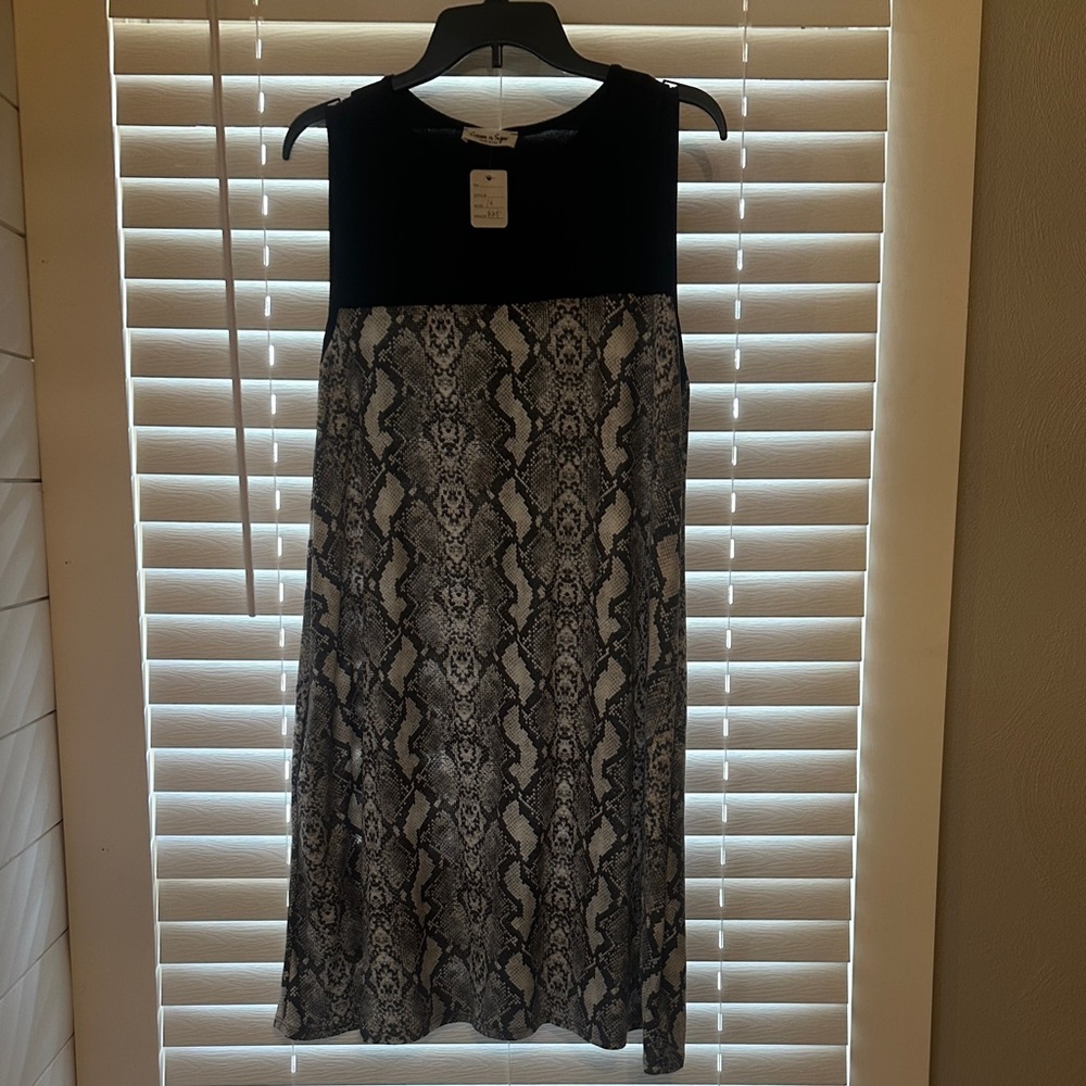 Chic Black and Gray Patterned Midi Dress